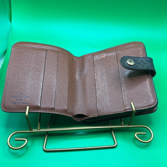 Louis Vuitton Embossed Mens Wallett - Picture 4 of 12